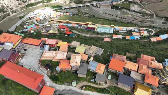 航拍四川西部山区建设在山腰上的藏族建筑