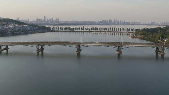 航拍武汉东湖桥车流