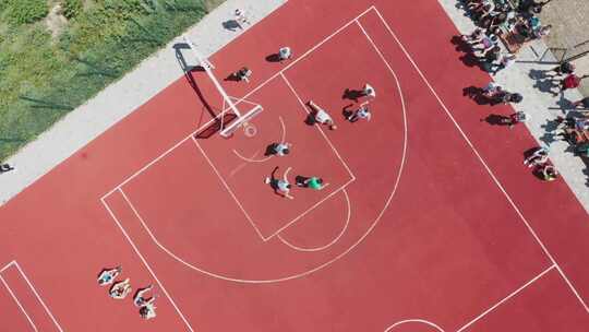 青少年在夏季篮球场上打篮球的鸟瞰图