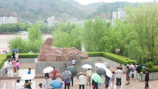 小雨里兰州黄河母亲雕像