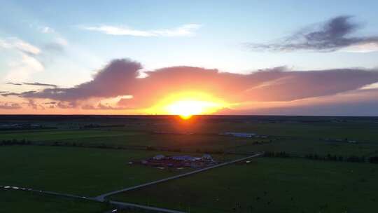 航拍草原村落夕阳美景