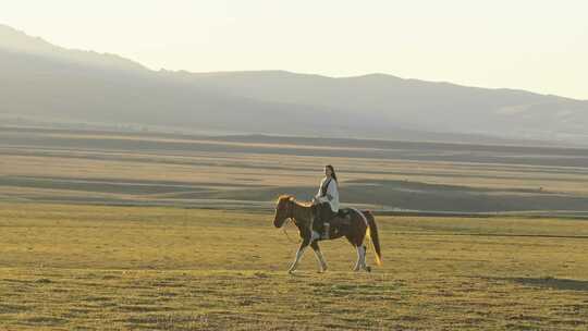 那拉提草原上骑马的少女