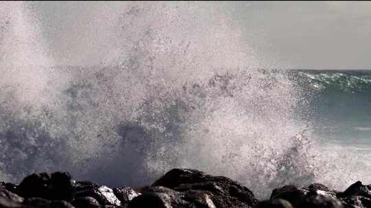 海浪拍打礁石——慢镜头浪花大海海水