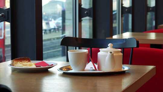 空咖啡馆桌子上的甜点和茶具
