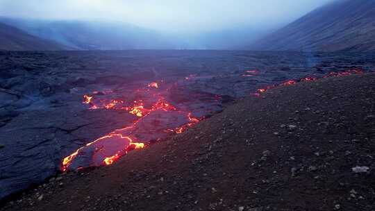 火山爆发岩浆流动