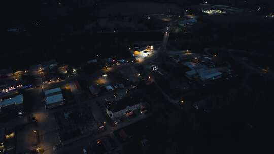 无人机在夜间飞越小镇