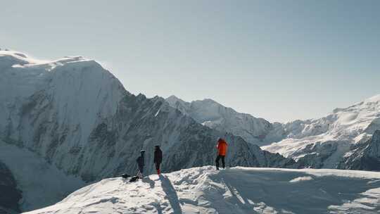 登山攀登雪山航拍