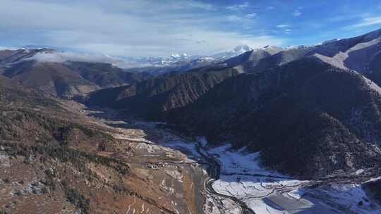 四川甘孜航拍贡嘎雪山的风景