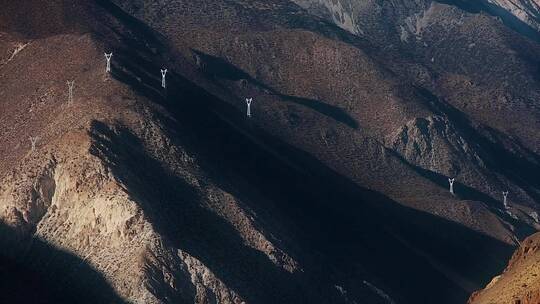 大山电线塔视频跨越高山的电线杆