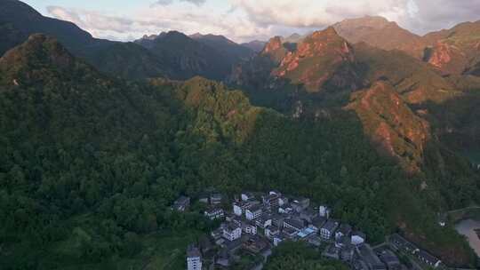 大山深处的村庄/大好河山壮丽山河