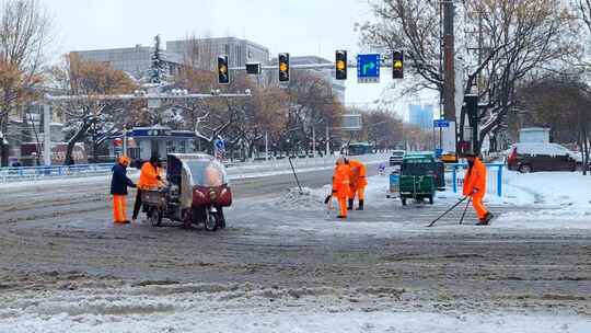 顶风冒雪铲除道路积雪的环卫工视频素材模板下载