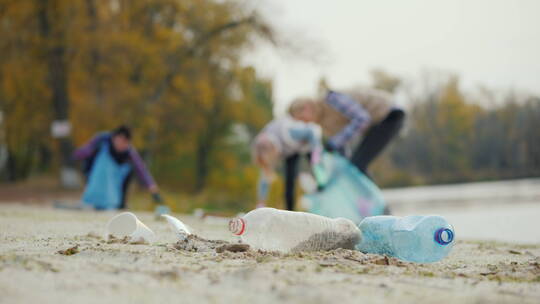 积极的人清理海岸上的垃圾视频素材模板下载