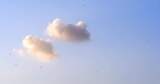 蓝天中棉花糖状的云朵高清在线视频素材下载