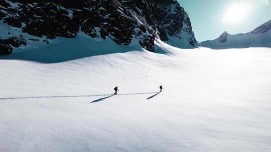 雪山探险结组行进