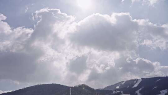 雪山之上蓝天白云景象延时吉林松花湖滑雪场