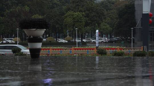 城市街头的阴雨天