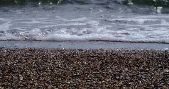 海浪拍打海岸的视频