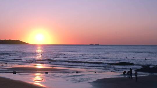 河北秦皇岛海上日出地平线阳光照在海面风光