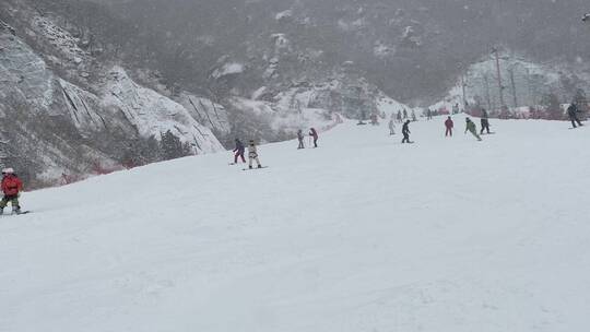 北京冬天滑雪场初学者学习滑雪视频素材模板下载