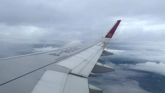 从飞行中的飞机窗户向外看视角