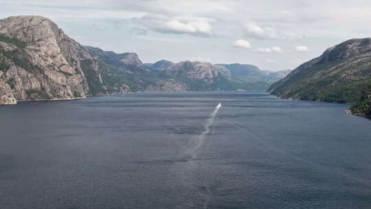 空中拍摄，平移在挪威Lysefjord的