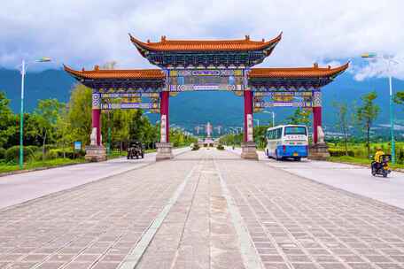 古式牌坊下的宽阔道路与周边风景