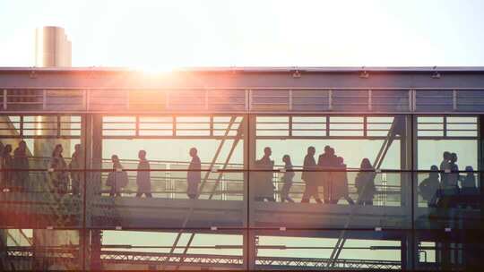 行人通过玻璃天桥的场景