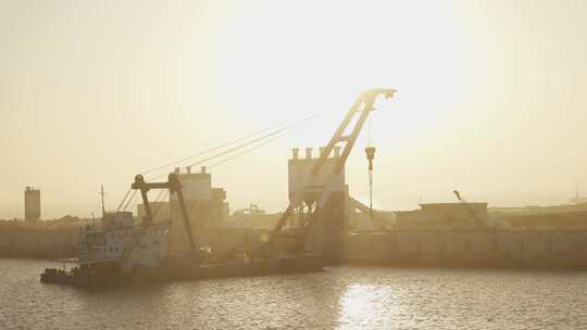 港口码头的起重船浮吊