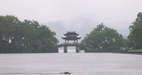 （慢镜）中国杭州西湖下雨天大雾仙气飘飘