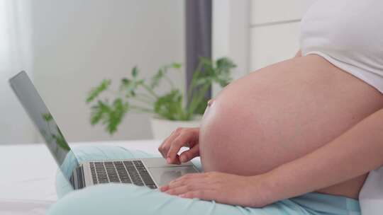 孕妇妈妈打电脑