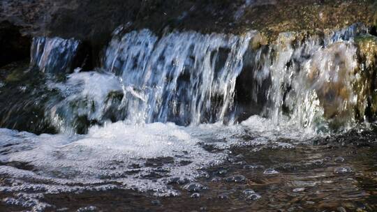 冰雪消融流水潺潺