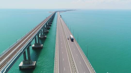 【4K】跨海大桥上行驶的货运车辆