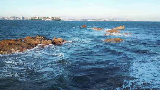 海浪拍打礁石航拍