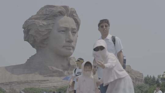 橘洲洲头游客拍照带雕像