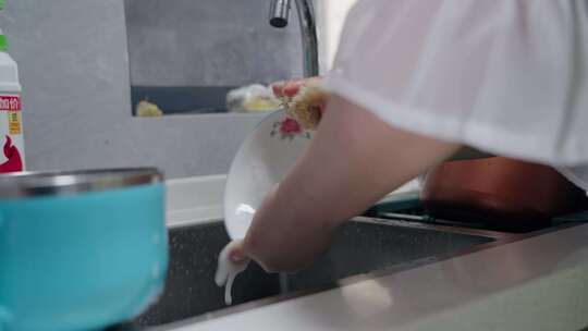 女孩在洗碗 做家务 搞卫生 擦桌子 4K