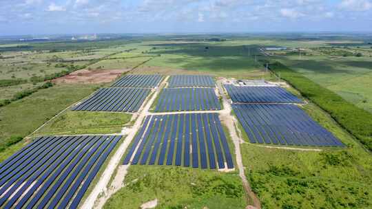 多米尼加共和国圣佩德罗·德·马科里斯埃尔·索科太阳能光伏园区的空中无人机反激pov