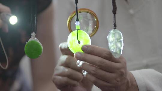 翡翠鉴大师用强光手电放大镜鉴定玉石翡翠