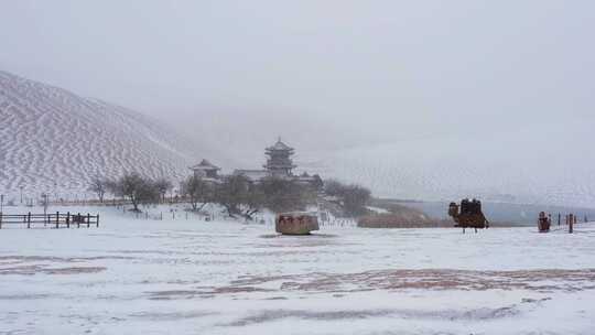 敦煌鸣沙山月牙泉冬天雪景航拍