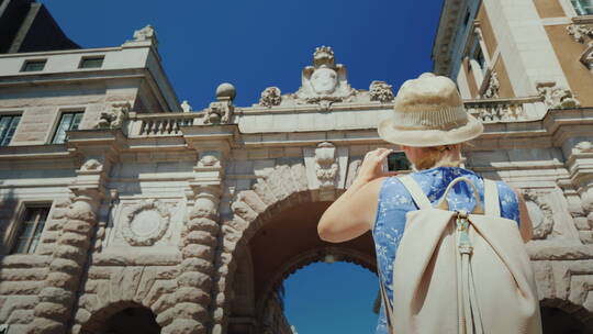 游客拍摄著名拱门