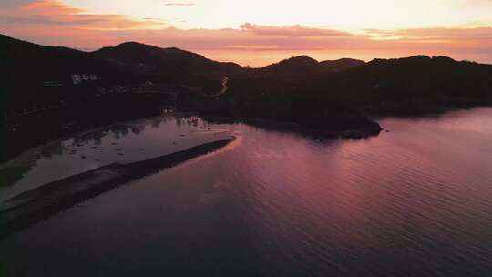 帕岸岛上空的日落热带山脉金色海滩全景