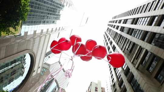 红气球在城市中飞起