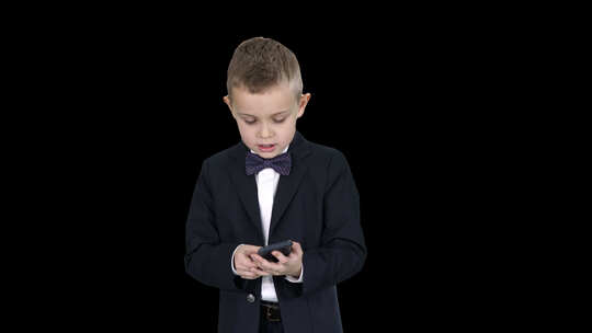 使用智能手机的小男孩视频素材模板下载