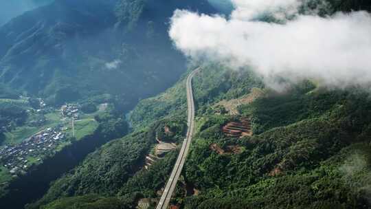 航拍云南大山里的高速公路