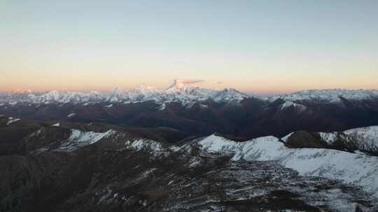 航拍4K川西甘孜新都桥贡嘎雪山日照金山