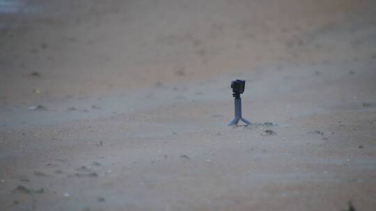 沙滩风沙中的大疆运动相机