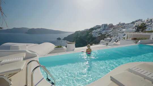 比基尼美女泳池游泳享受海边高端度假酒店