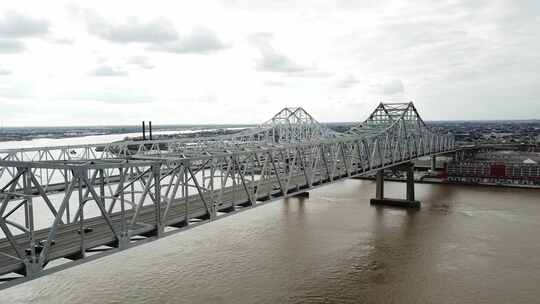 美国路易斯安那州密西西比河新月城连接桥承载美国90号高速公路业务