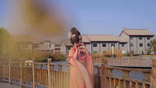 古装女子在湖边吹笛子 古代 古风