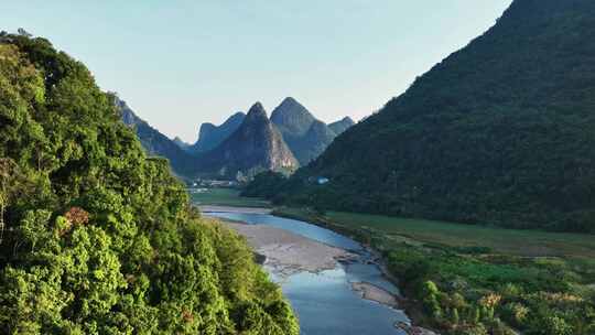 阳光下桂林山谷中的河流草地和露营基地