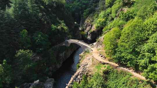 法国南部Ardeche省的Le Pont du Diable或恶魔桥Ain Thueyts村